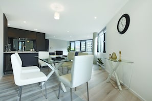 Deluxe-Apartment, 2 Schlafzimmer | Essbereich im Zimmer
