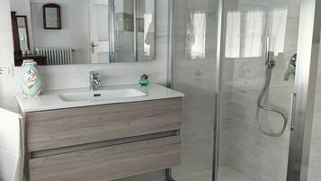 Suite, bagno privato, vista lago (Camere P.ssa Mafalda) | Servizio della camera