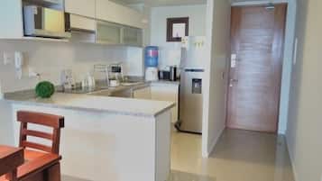 Apartamento, 3 quartos | Cozinha privada | Geladeira grande, micro-ondas, cooktop, cafeteira/chaleira