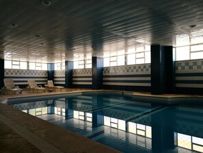 Piscina interna, 2 piscinas externas, espreguiçadeiras
