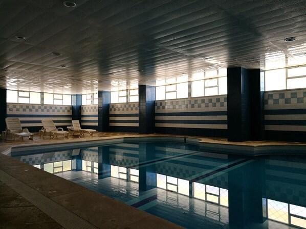 Indoor pool, 2 outdoor pools, pool loungers