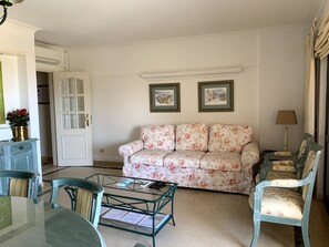 Apartamento, 1 habitación, balcón, vistas al mar | Sala de estar | Una televisión de pantalla plana