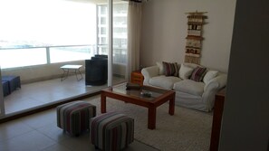 Departamento, 4 habitaciones | Área de sala de estar | Televisión de pantalla plana 