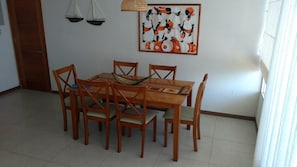 Apartamento, 4 quartos | Opções para refeição no quarto