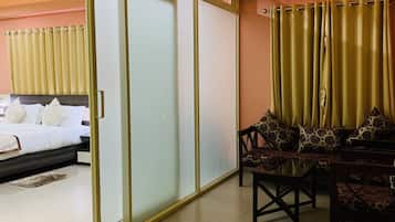 City Suite, 1 King Bed, City View | Desk, iron/ironing board, rollaway beds, free WiFi