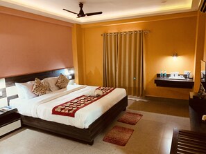 Kahden hengen executive-huone, 1 suuri parisänky | 1 makuuhuone, työpöytä, silitysrauta/-lauta, lisävuoteet