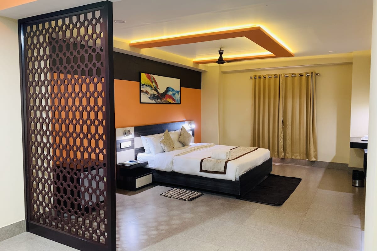 city suite, 1 king bed, city view | 1 bedroom, desk, iron/ironing board, rollaway beds