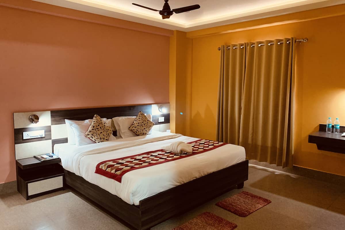 executive double room, 1 king bed | 1 bedroom, desk, iron/ironing board, rollaway beds