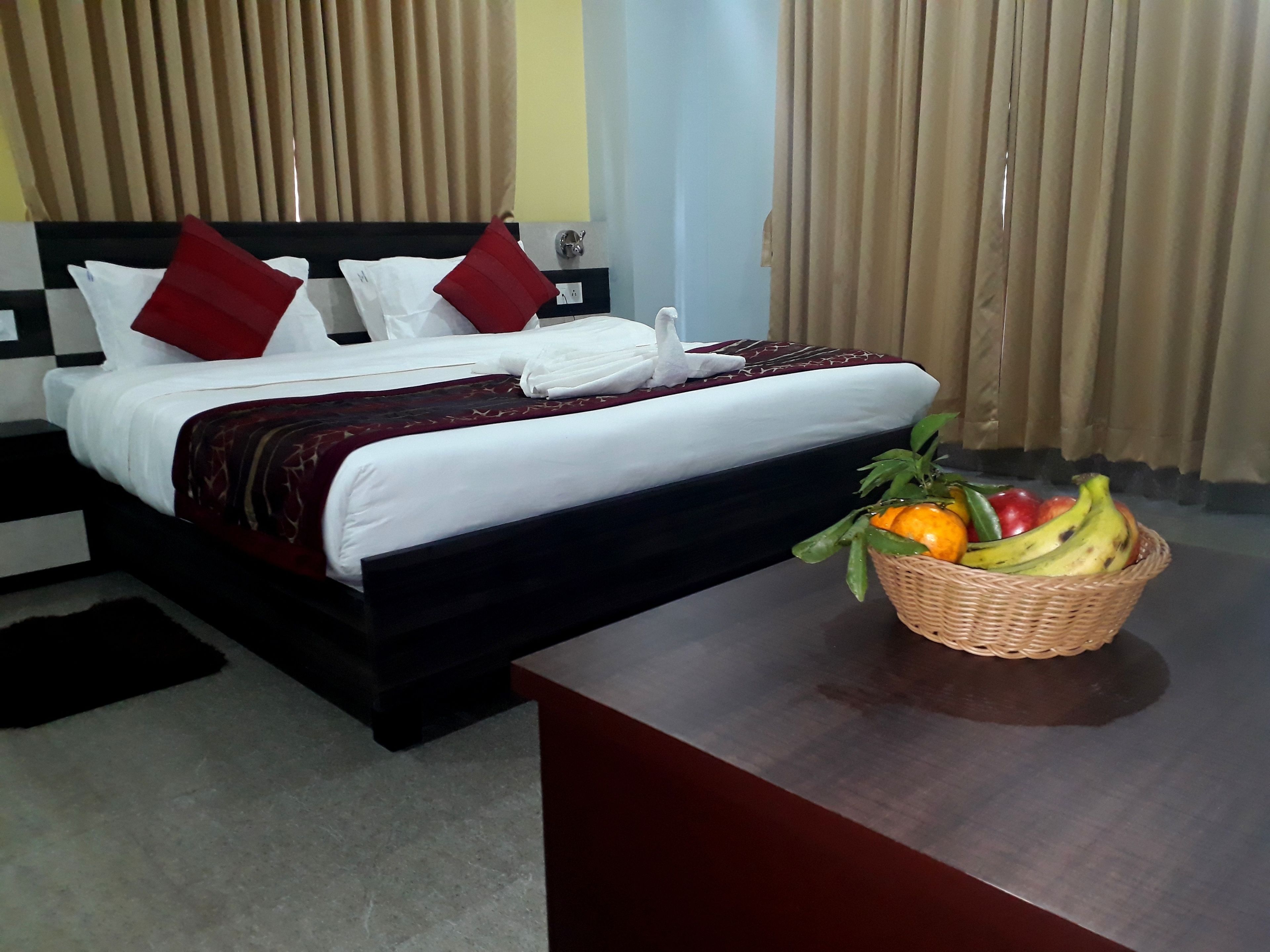 city suite, 1 king bed, city view | living room | 32-inch flat-screen tv with satellite channels, tv, pay films