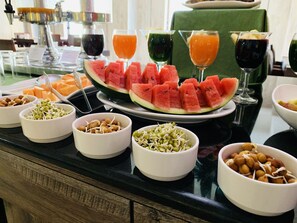 Päivittäinen buffetaamiainen (300 INR per henkilö)