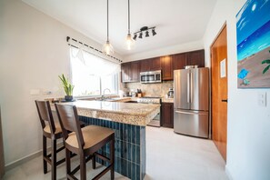 Design-penthouselejlighed - 2 soveværelser | Privat køkken | Køleskab, mikrobølgeovn, ovn, kogeplade