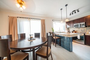 Cobertura design, 2 quartos | Cozinha privada | Geladeira, micro-ondas, fogão, cooktop