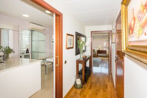 Apartament, 3 dormitoris, balcó | Sala d'estar | Televisor
