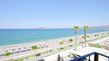 Na praia, espreguiçadeiras, guarda-sóis