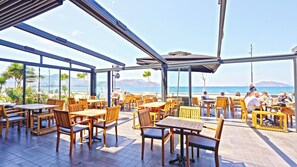 朝食、ランチ、ディナーに営業