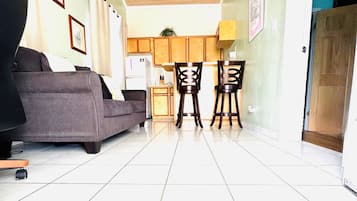 Comfort-huoneisto, 1 keskisuuri parisänky ja vuodesohva | Oleskelualue | 32–tuumainen taulutelevisio, jossa satelliittikanavat