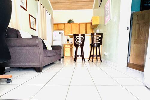 Comfort-Apartment, 1 Queen-Bett und Schlafsofa | Wohnbereich | 32-Zoll-Flachbildfernseher mit Satellitenempfang, Fernseher, Netflix