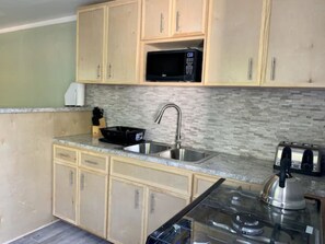 Premium Apartment, 1 Queen Bed | Private kitchen | Fridge, microwave, coffee/tea maker