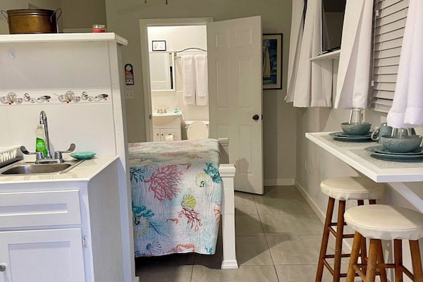 Studio Comfort, 1 Tempat Tidur Queen | Makan di kamar