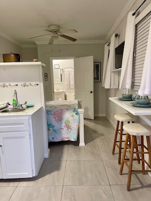 Comfort Studio, 1 Queen Bed | In-room dining