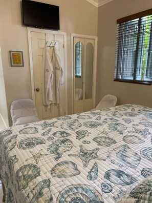 Deluxe-studio, 1 suuri parisänky | Kylpyhuone | Suihkun ja ammeen yhdistelmä, sadesuihkupää, ilmaiset hygieniatuotteet