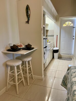 Deluxe-studio, 1 suuri parisänky | Ruokailu omassa huoneessa