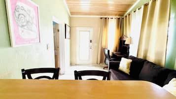 Appartamento Comfort, 1 letto queen con divano letto | Pasti in camera