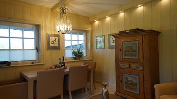 Deluxe Apartment, Private Bathroom | Restaurant