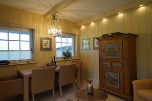 Deluxe Apartment, Private Bathroom | Restaurant