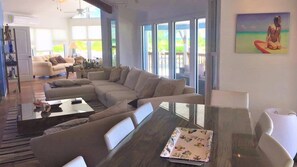 Eenpersoonskamer, 1 kingsize bed | Woonruimte | Een flatscreentelevisie, een dvd-speler en tafelvoetbal