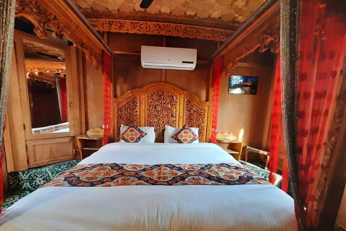 Honeymoon Suite, 1 King Bed, Accessible | 8 bedrooms, Frette Italian sheets, premium bedding, down comforters