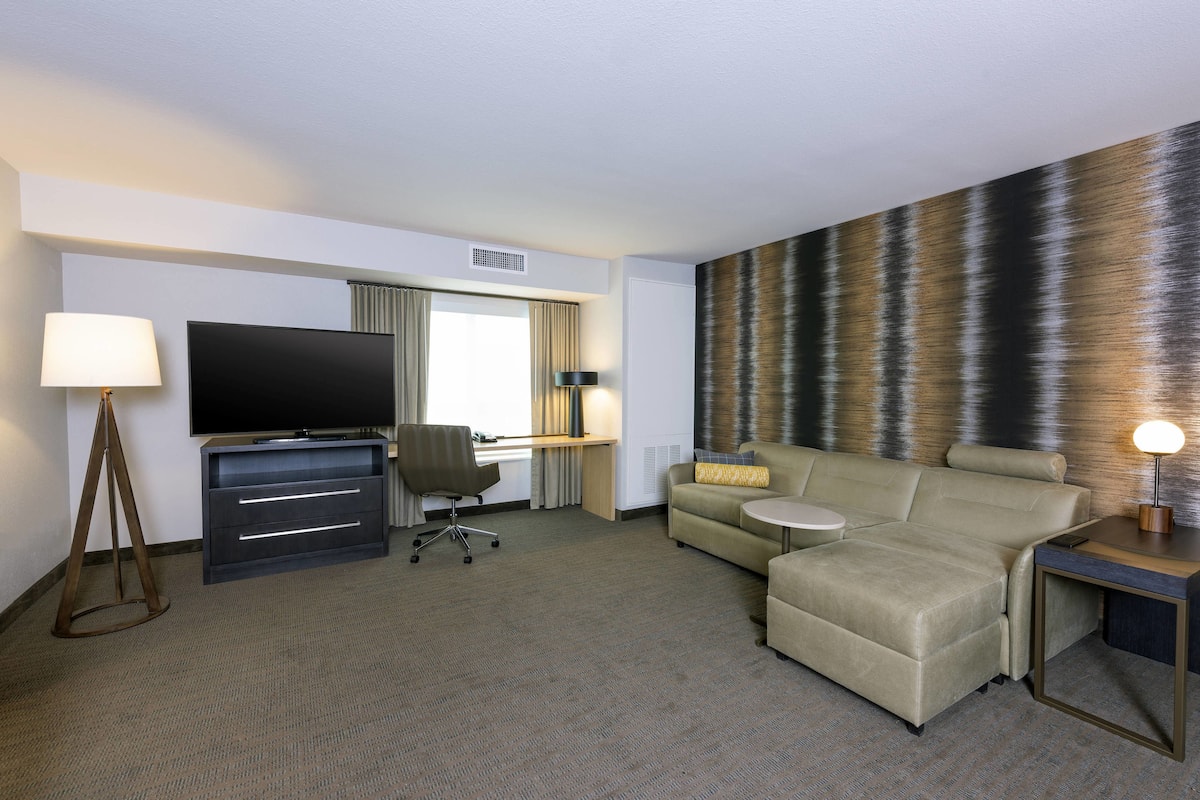 Premium bedding, down comforters, pillowtop beds, desk
