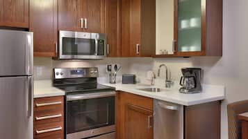 Full-size fridge, microwave, stovetop, dishwasher