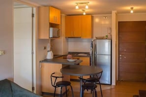 Standard Apartment, 1 Double Bed | Private kitchenette | Fridge, stovetop, electric kettle - Depto Urbano Concepcion (Concepción)