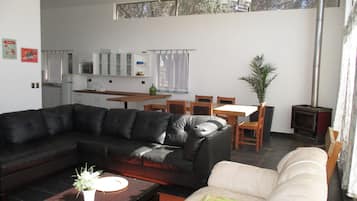 Standard House, 4 Bedrooms | Ruang tamu | TV skrin rata