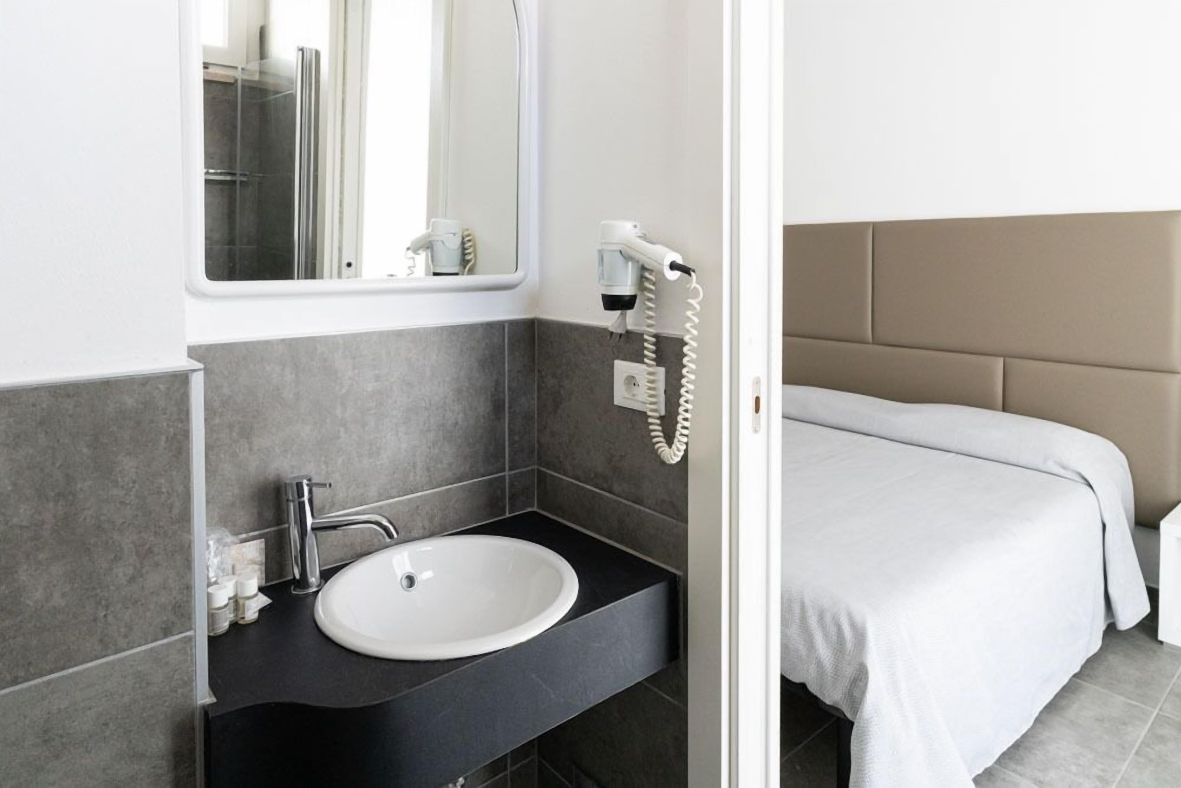 triple room, balcony | bathroom | shower, free toiletries, hair dryer, bidet