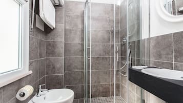Tweepersoonskamer, voor 1 persoon, 1 slaapkamer | Badkamer | Een douche, gratis toiletartikelen, een haardroger, een bidet