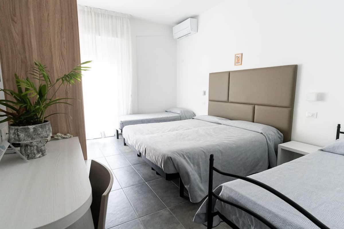 Kamar Double atau Twin, balkon | Brankas, meja kerja, setrika/meja setrika, dan Wi-Fi gratis
