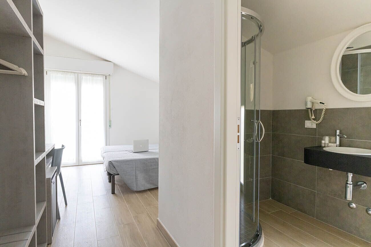 Double or Twin Room, Balcony | Bathroom | Shower, free toiletries, hair dryer, bidet