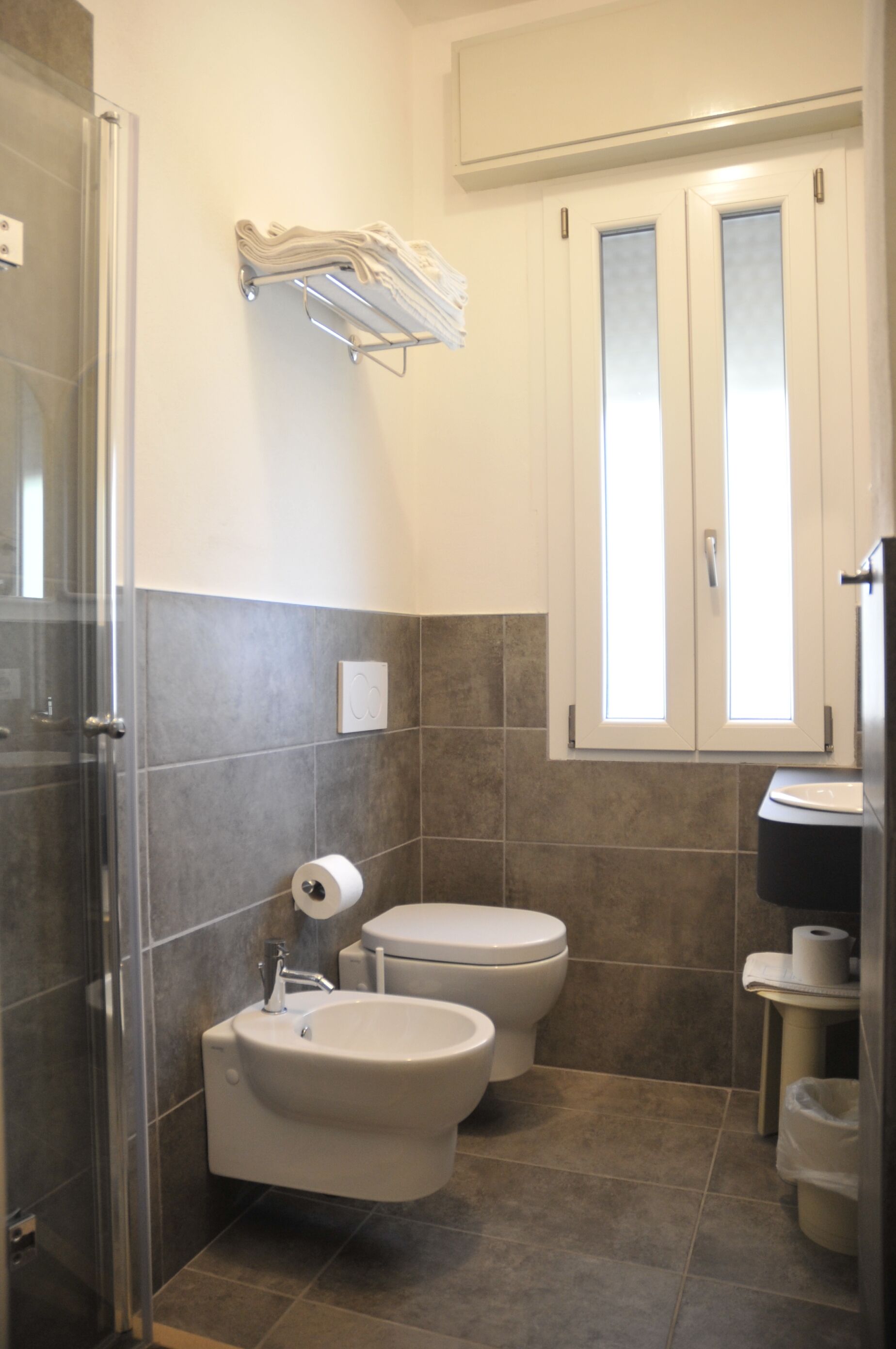 triple room, balcony | bathroom | shower, free toiletries, hair dryer, bidet