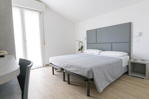 Dobbelt- eller tomannsrom, balkong | Safe på rommet, skrivebord, strykejern/-brett og wi-fi (inkludert)