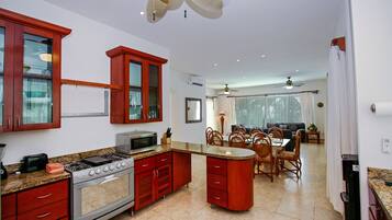 Family Villa, 4 Bedrooms, Beachfront | Cocina privada | Refrigerador, microondas, horno y parrilla de estufa