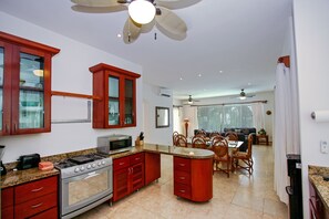 Family Villa, 4 Bedrooms, Beachfront | Cocina privada | Refrigerador, microondas, horno y parrilla de estufa
