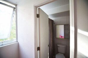 Standard-Apartment, 2 Schlafzimmer | Badezimmer | Dusche, Handtücher