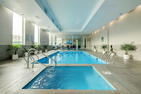 Piscina interna. Wyndham Santiago Aeropuerto