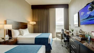 ルーム クイーンベッド 2 台 禁煙 | イタリアのフレッテ製シーツ、高級寝具、ピロートップベッド、ミニバー