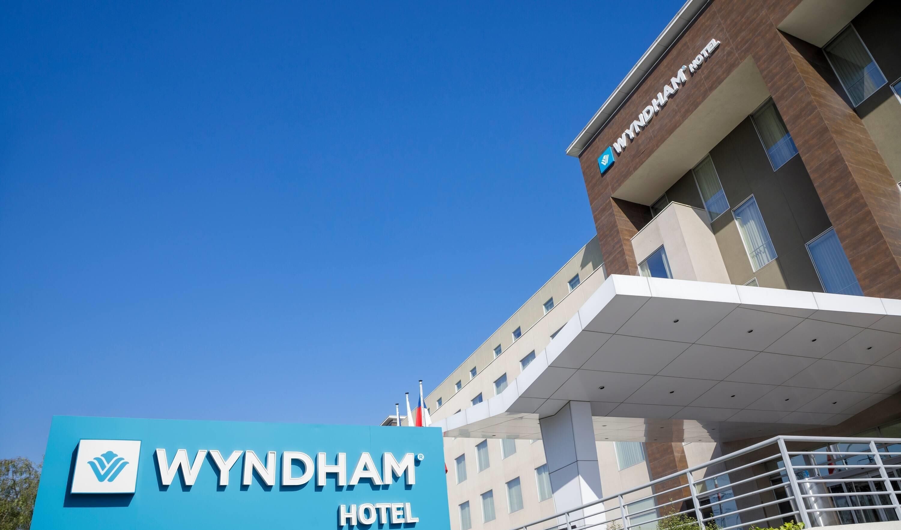El edificio del Hotel Wyndham bajo un cielo azul despejado.