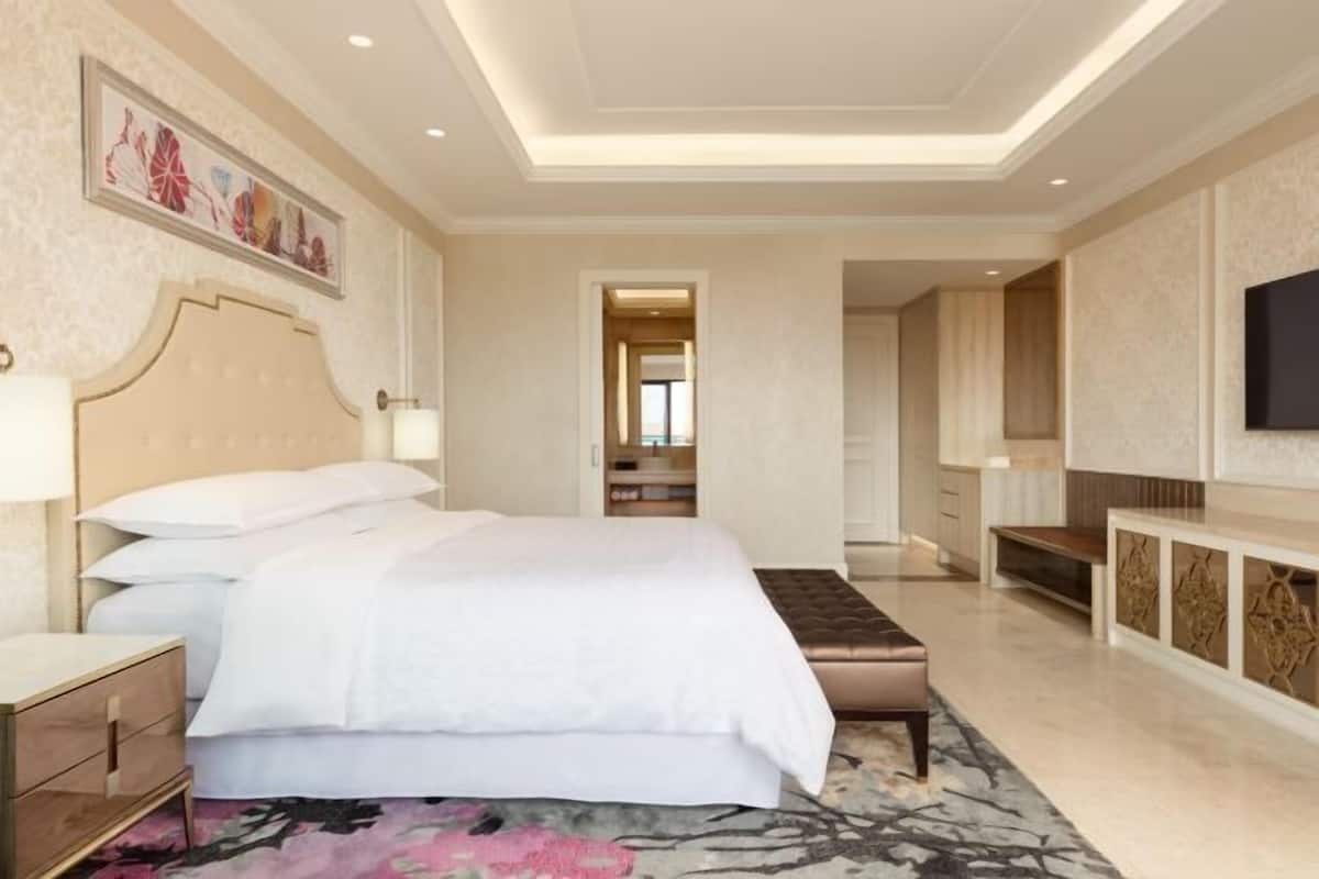 1 bedroom, premium bedding, minibar, in-room safe