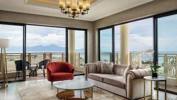 Suite, 1 kamar tidur, Bebas Asap Rokok | Seprai premium, minibar, brankas, dan meja kerja