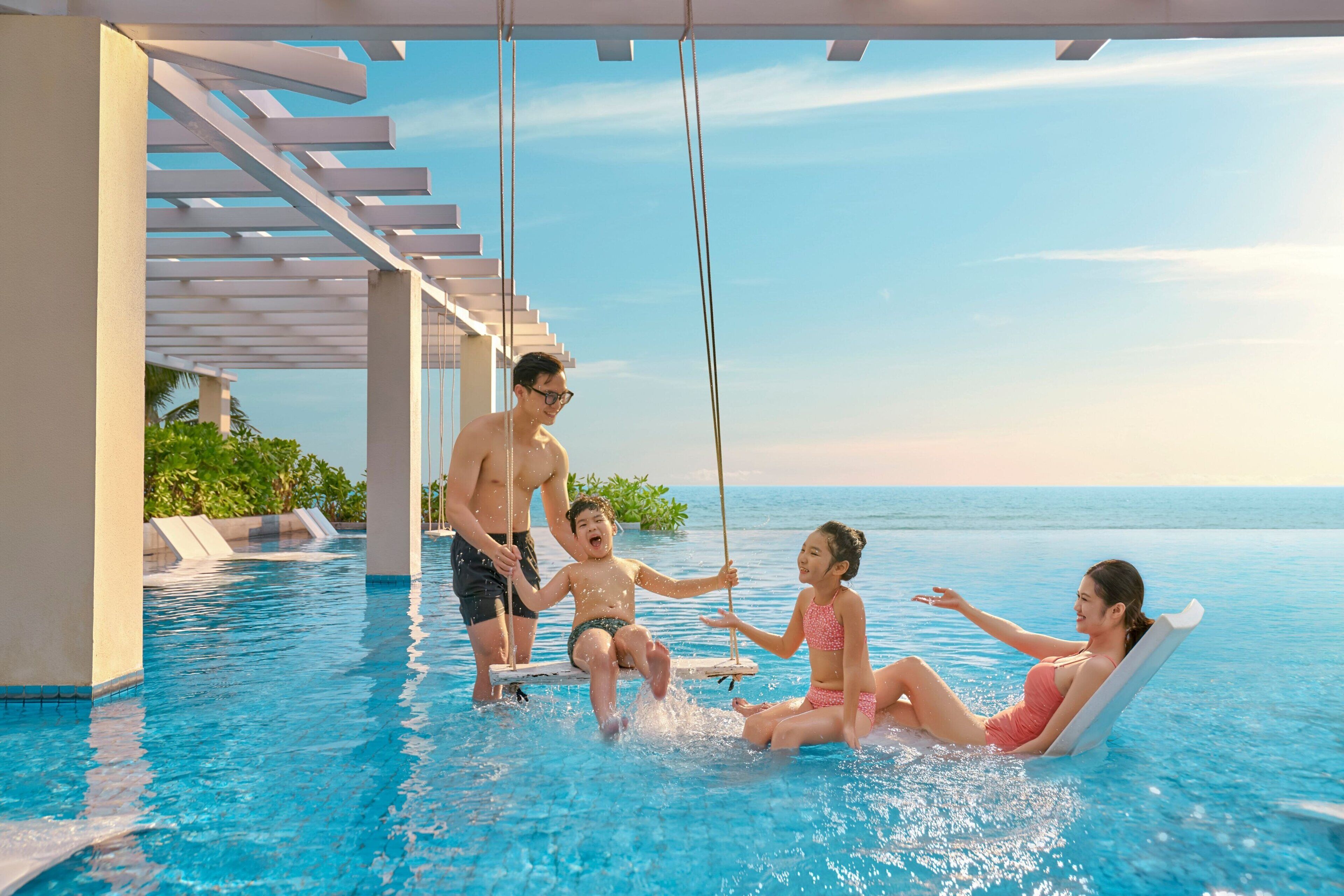 Alberca al aire libre y camas balinesas gratuitas 